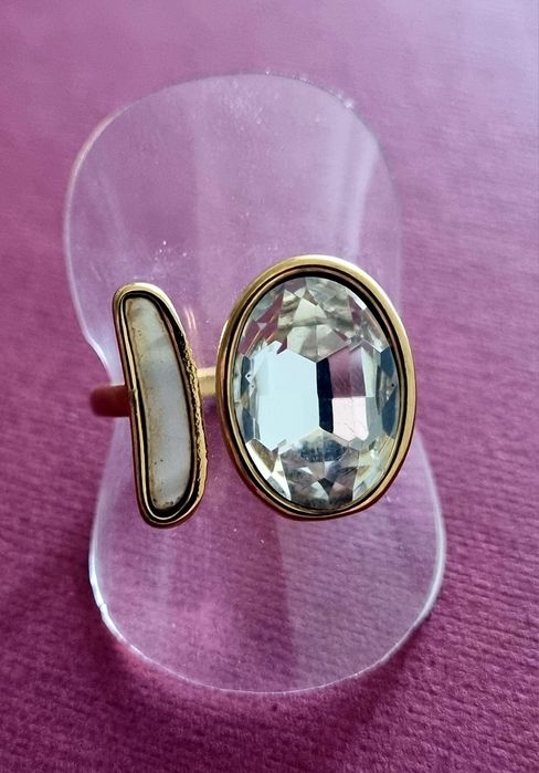 Anel dourado, em aço, com pedra de vidro e madrepérola. T20