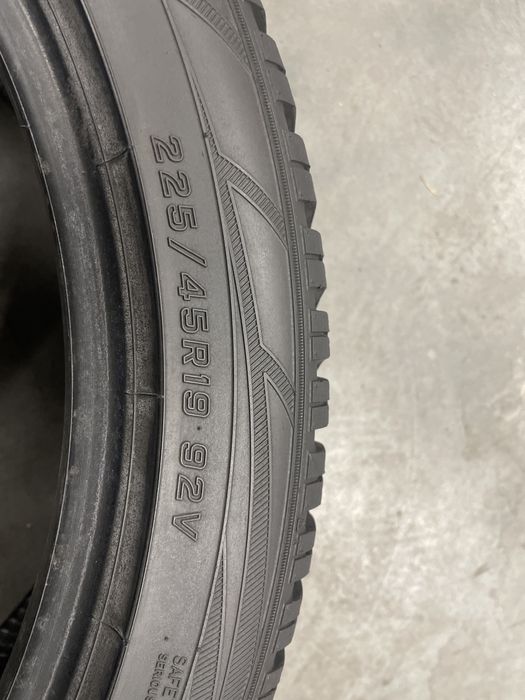2x Opona zimowa 225/45 R19 Falken