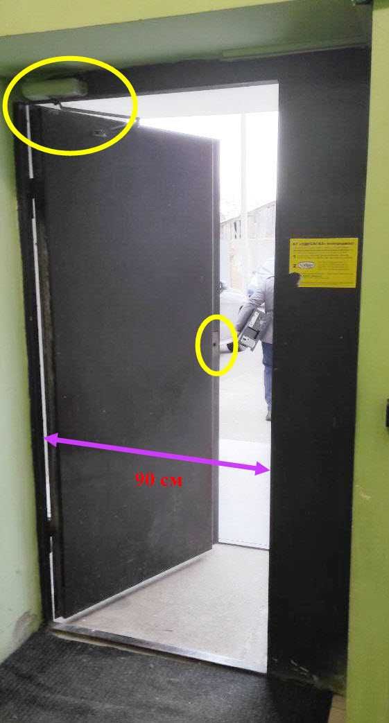 Металлическая дверь на подъезд, с доводчиком и электрозамком.