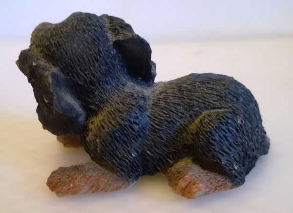 Figurka piesek pies leżący czarny 3 cm