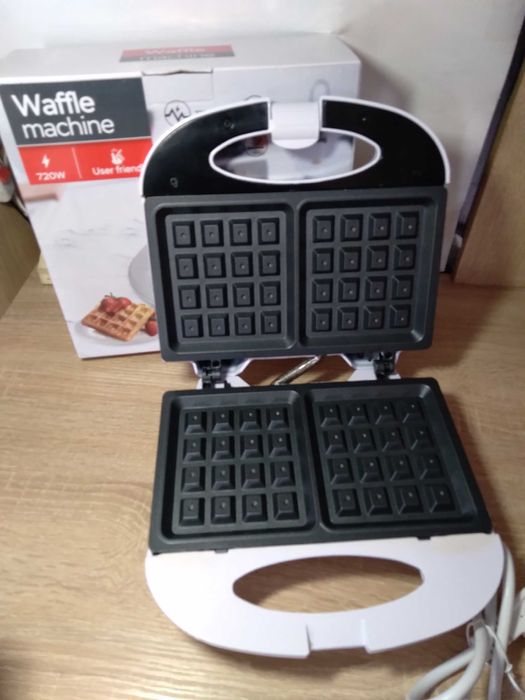 Вафельниця з антипригарним покриттям