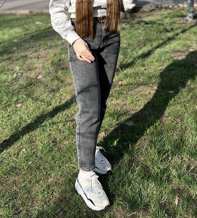 Джинсы mom серые