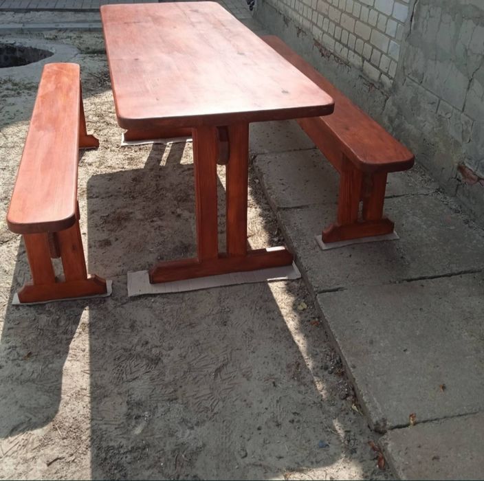 Стол  и  лавки .