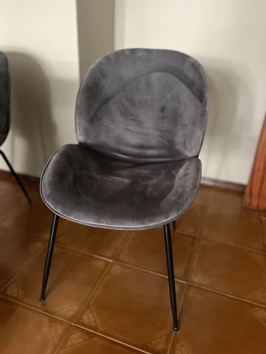 Mesa com duas cadeiras