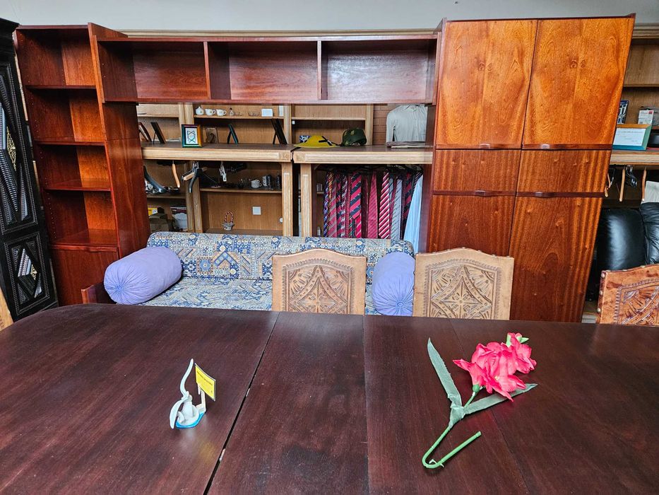 Cama estúdio em madeira com roupeiro - Muito bom estad