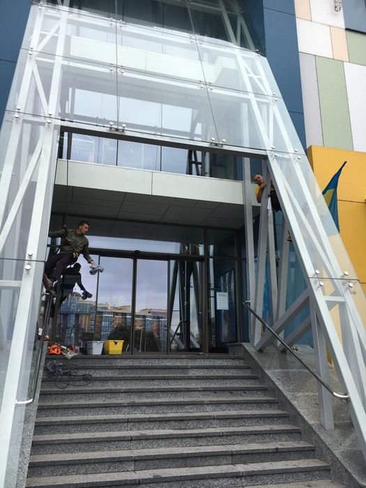 Мийка вікон квартир трц офісів дах будинку миття  альпіністи шви