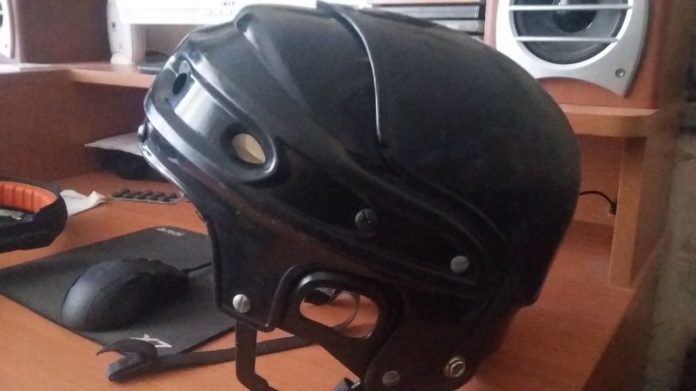 шлем  для игры в хоккей