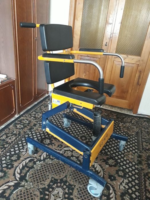 Крісло- туалет на колесах