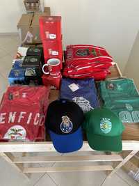 T-shirts cachecois canecas e chapeus de clubes