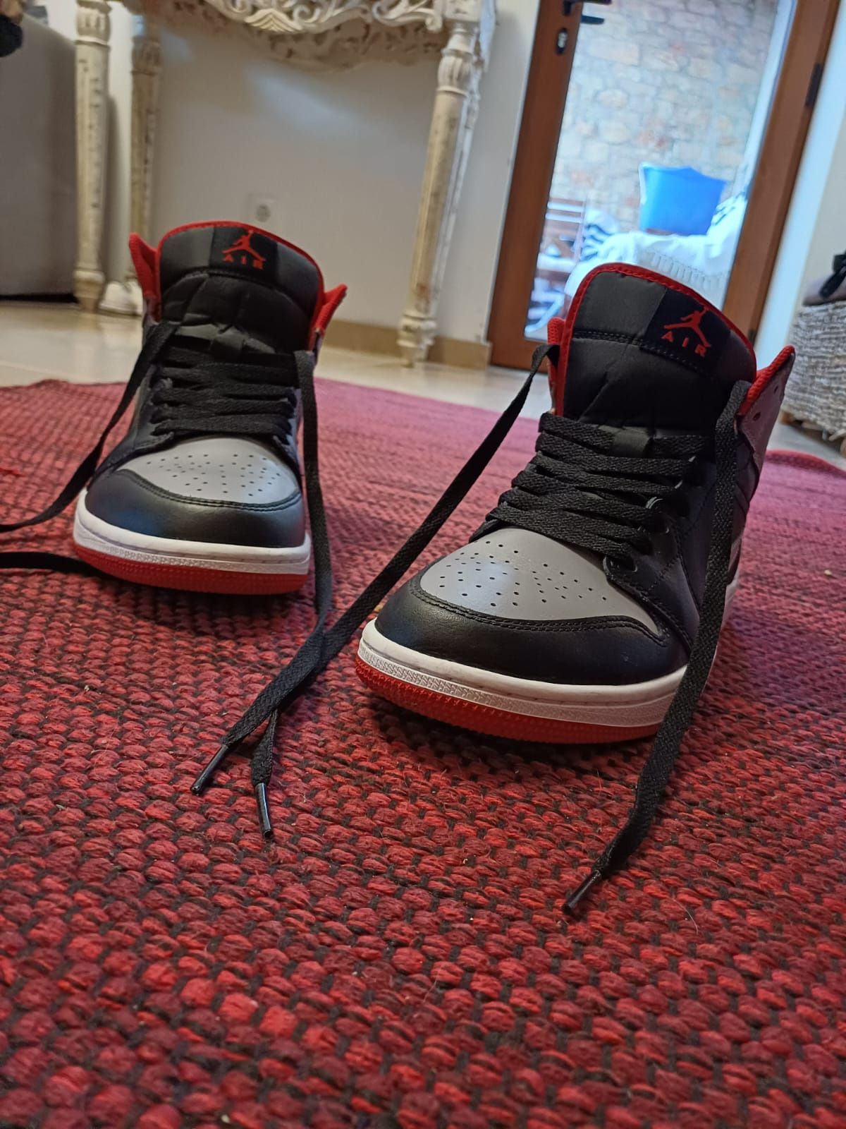 Jordan 1 mid cinzento e preto
