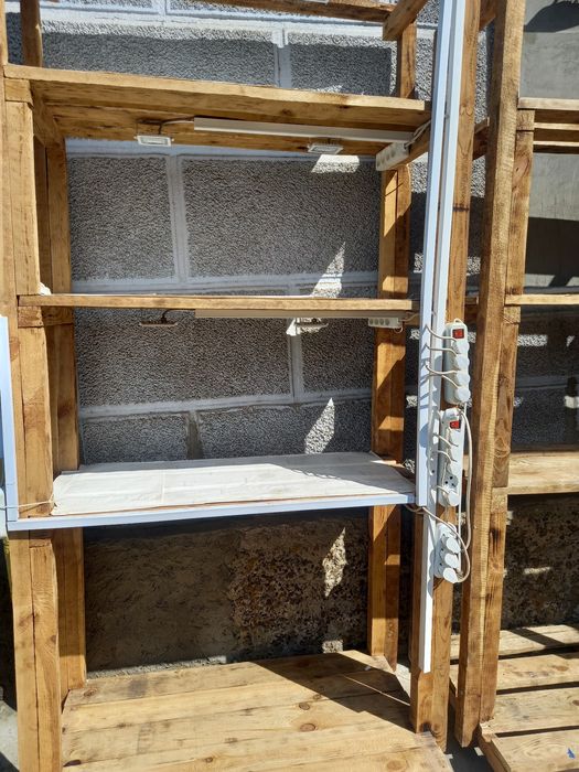 Стелажи деревяные для аквариумов.