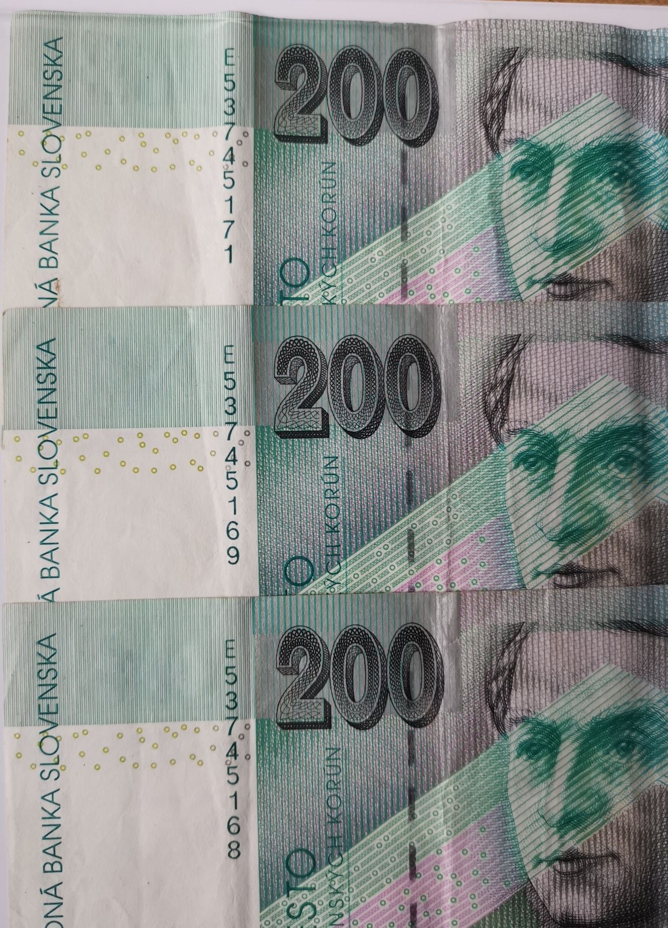 Trzy banknoty po 200 koron słoweńskich z 2002 roku