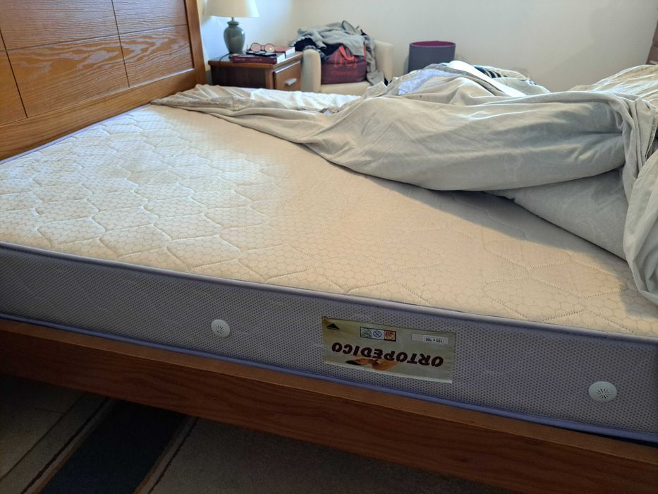 Quarto casal, colchão 195 x 160, comoda, 2 mesas, madeira castanheiro