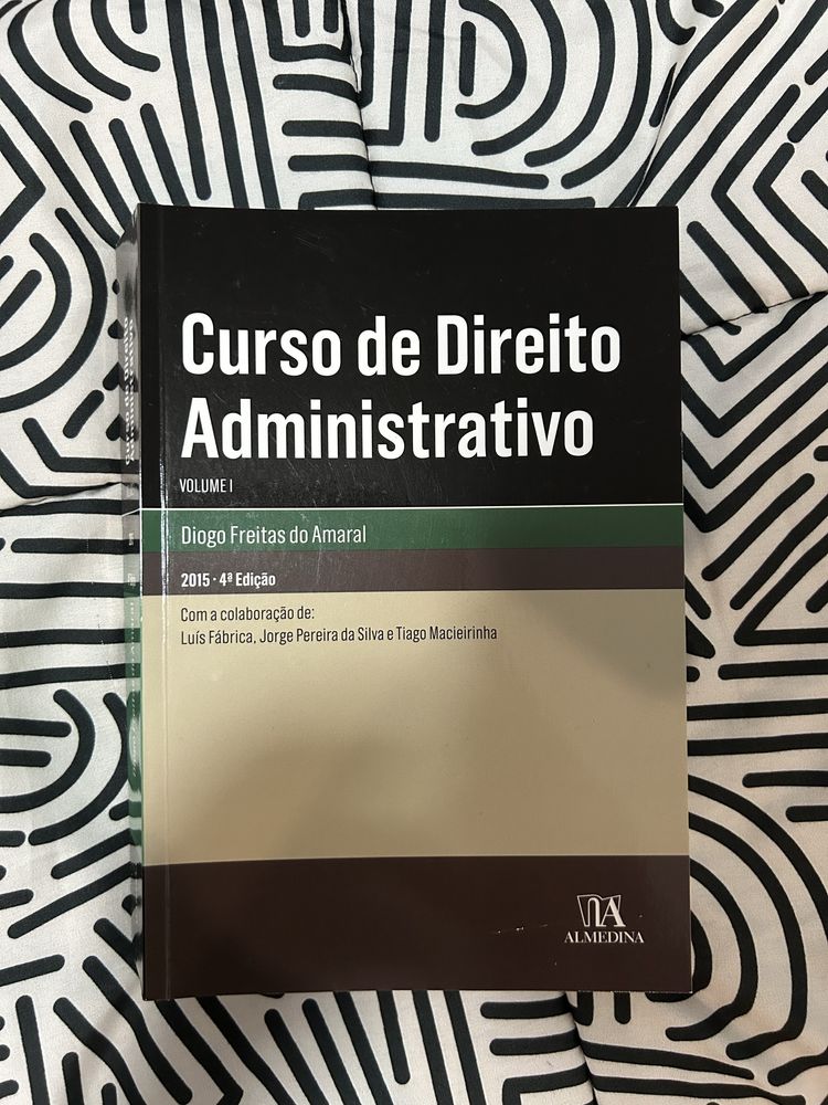 Livros de direito praticamente novos, dois deles são gratis.