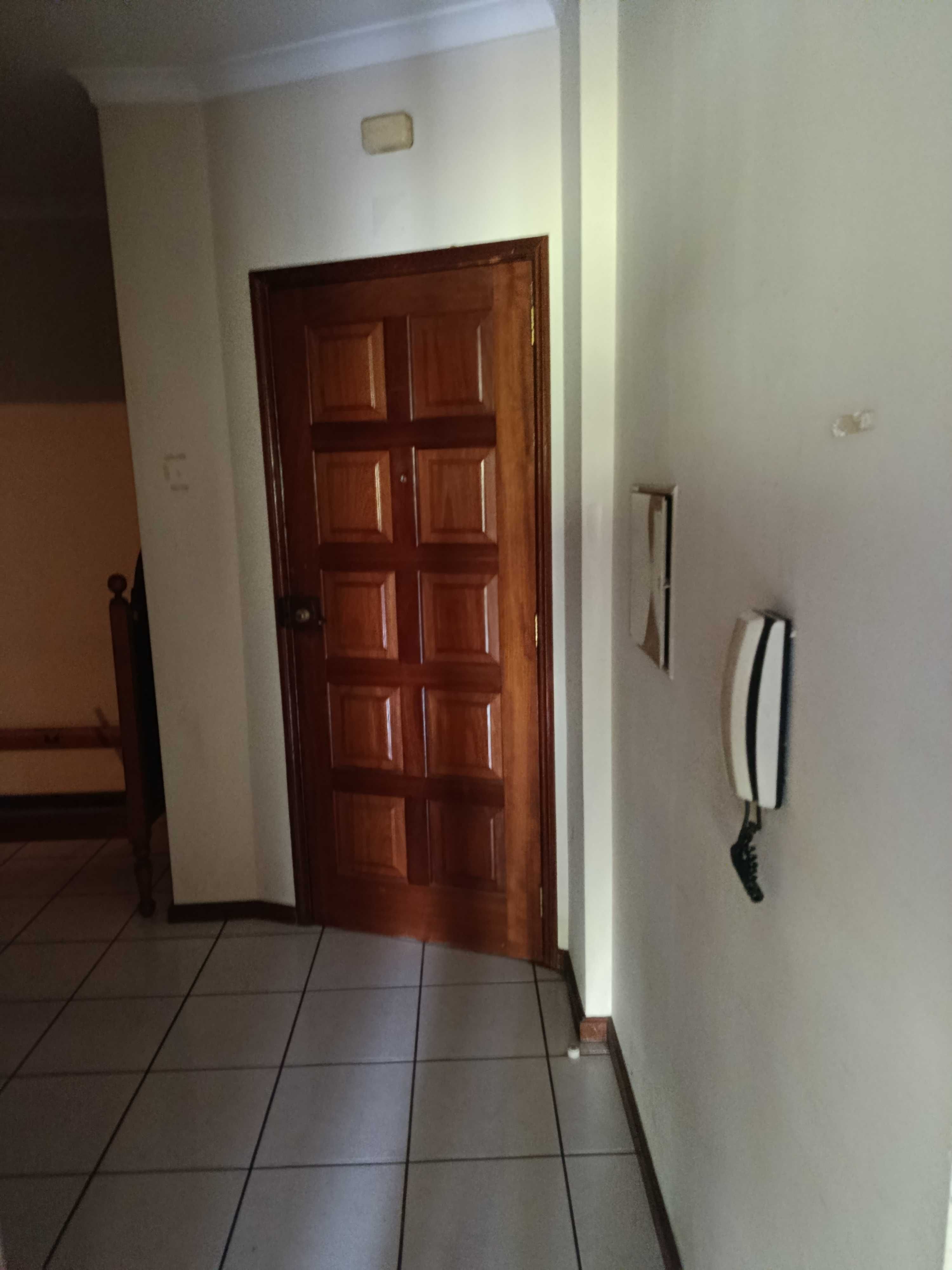 Arrendo casa t3 com água e luz entrada emediata