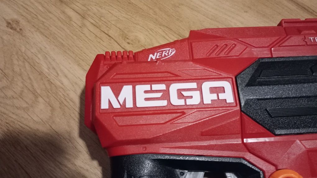 Wyrzutnia, pistolet na strzałki piankowe NERF Mega Tri-Break.