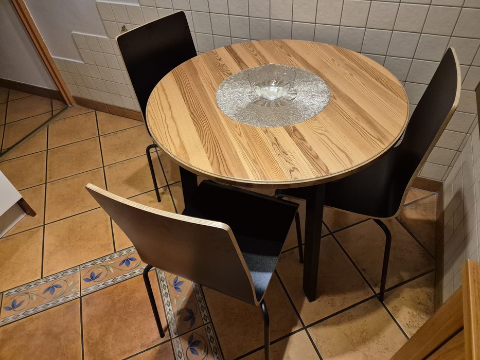 Stół kuchenny IKEA z trzema krzesłami