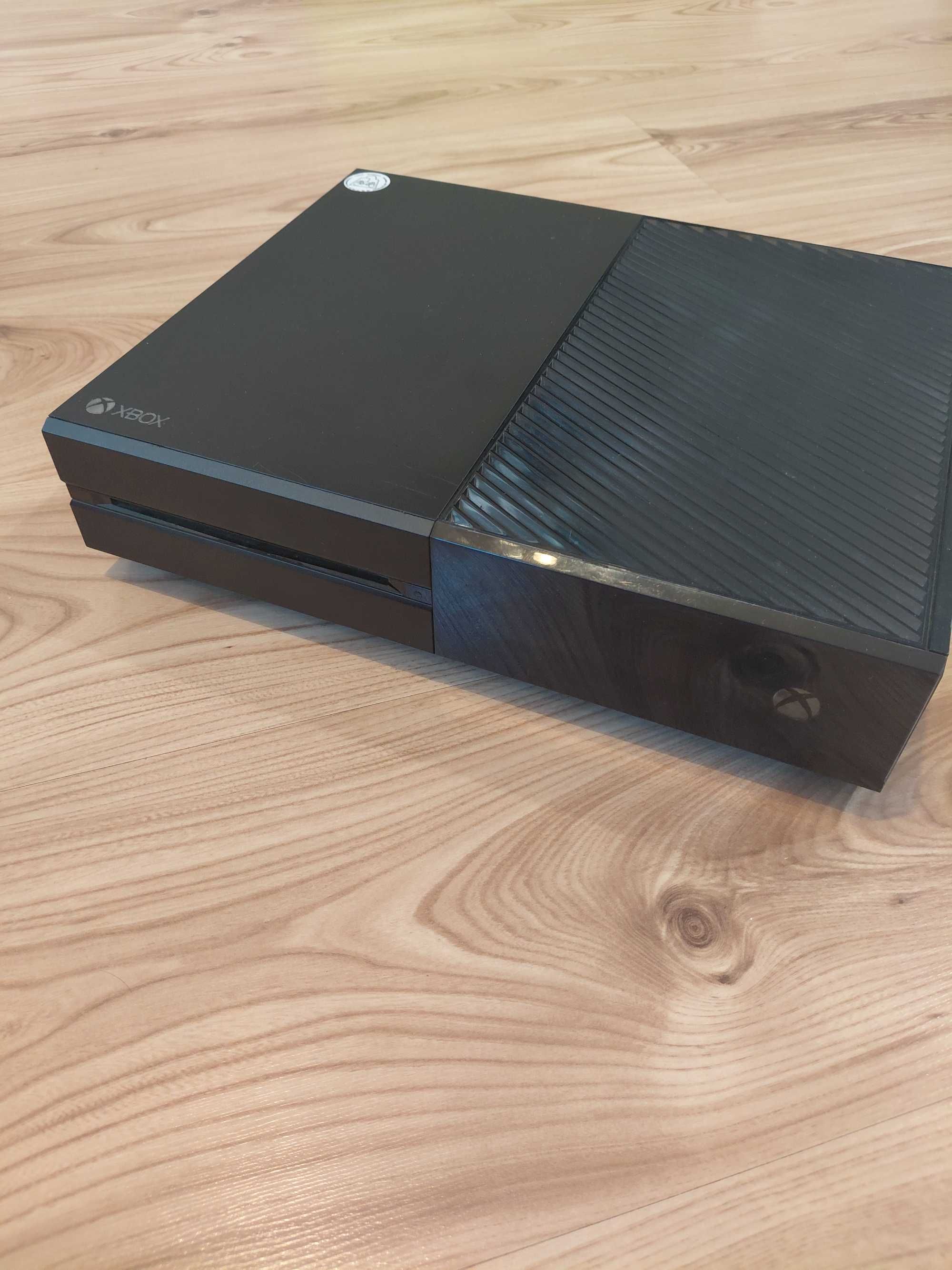 Xbox One 1TB, 2 pady z ładowarką, 3 gry