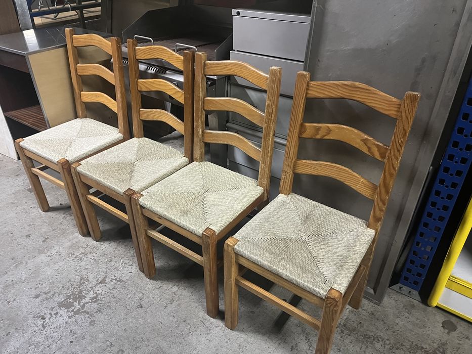 Cadeiras e mesas em madeira