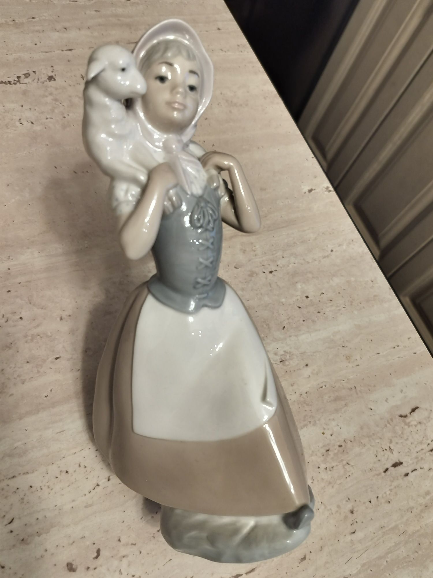 Figurka Hiszpańska porcelana pasterka z barankiem