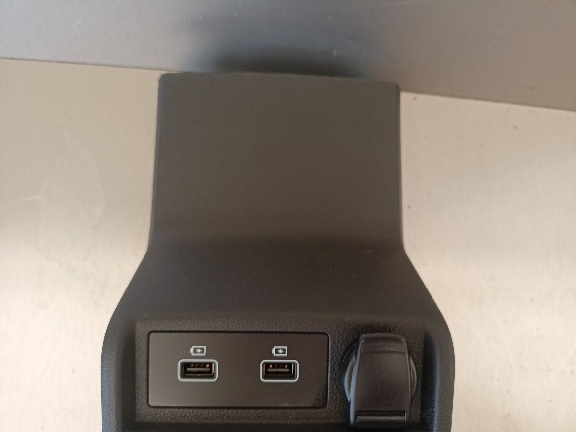 Renault Arkana kratka nawiewu tył tylna panel wejście USB