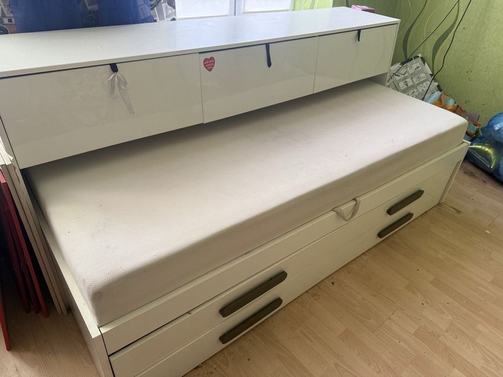 Łóżko białe z półkami wysuwane