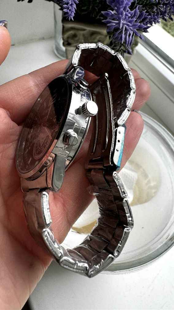 Кварцовий наручний годинник з видимим механізмом