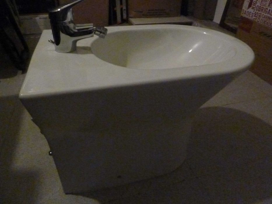 conjunto bidé e torneira