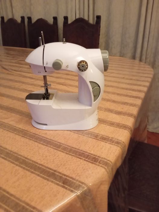 Mini máquina de costura portátil
