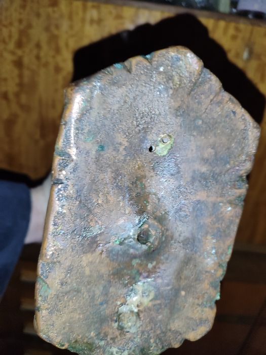 Старий мідний підсвічник з хероїнами