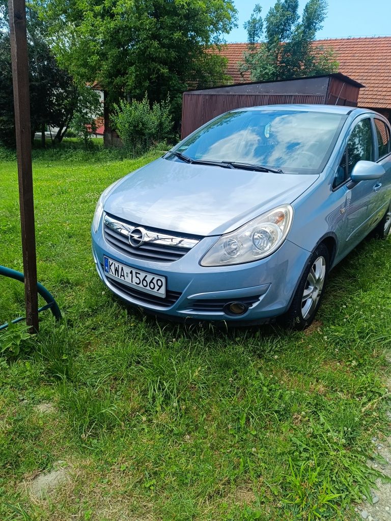 Corsa D . Przyjemne , tanie auto ;)
