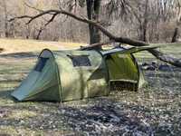 Четырехместная палатка . Палатка кемпинговая . Палатка туристическая