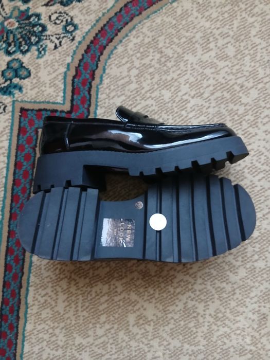 Туфлі лакові жіночі