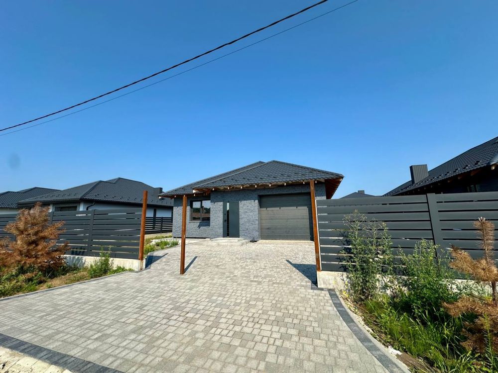 Продам американку з гаражем та комунікаціями.Класне розташування.