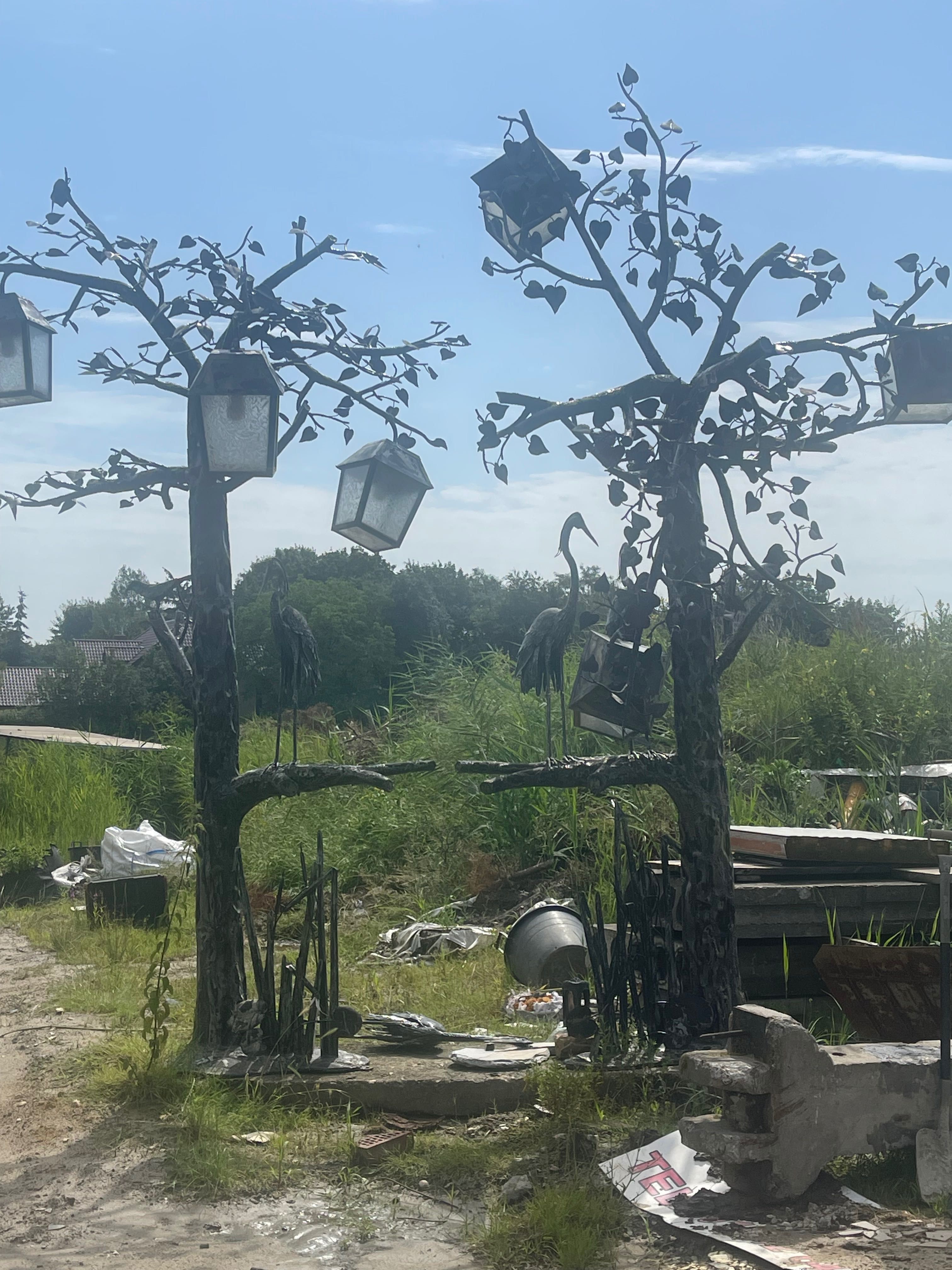 Lampy ogrodowe w formie drzew z motywem ptaków