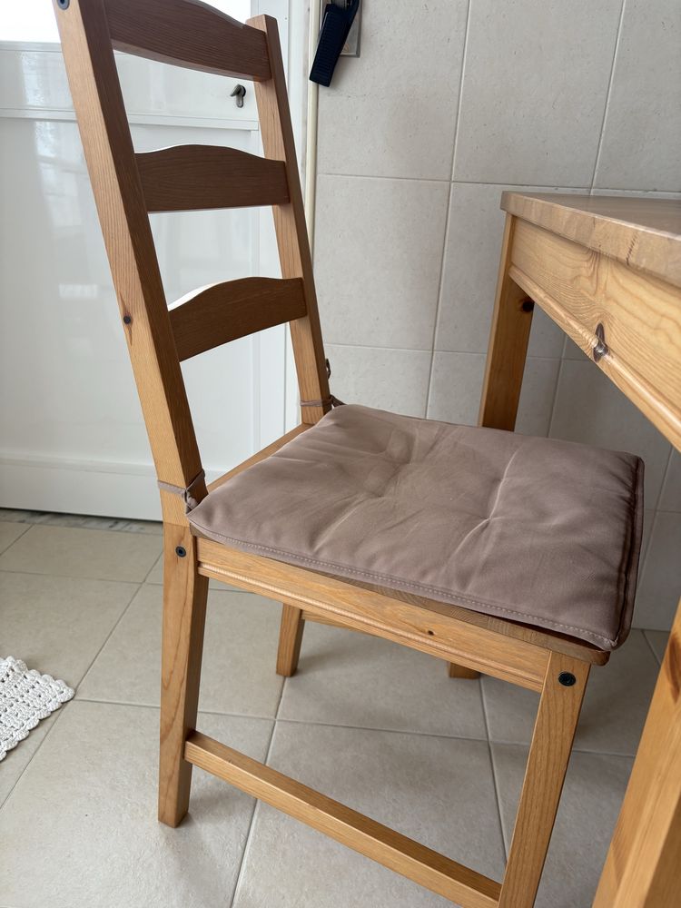 Conjunto mesa e cadeiras