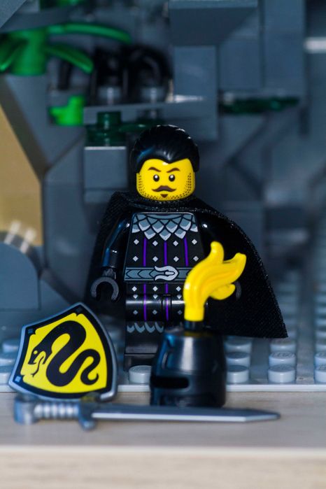 Lego minifigurka - Czarny rycerz węża z zamku Konia.