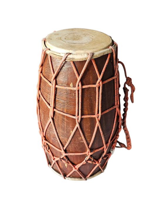 Dwustronny bęben dholak z Indii – ręczna robota, egzotyczny instrument