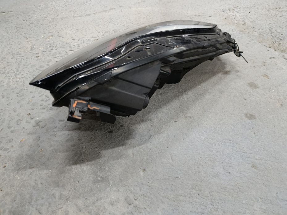 Попередня права фара Tesla model 3/Y