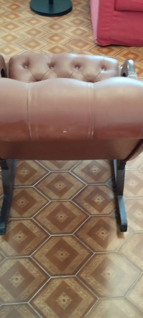 Cadeirão em pele castanho