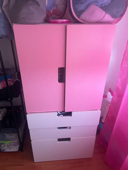 Armário de bebe cor de rosa e branco