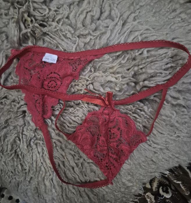 Красные красивые трусики