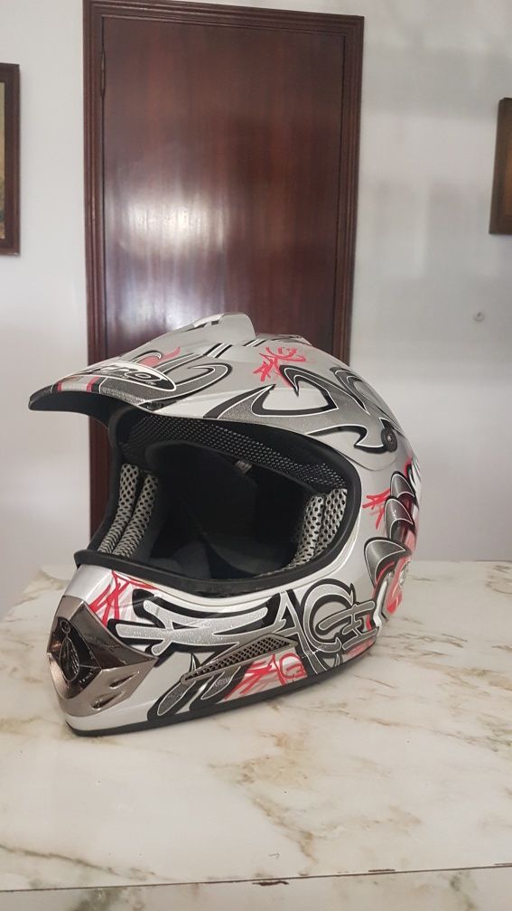 Capacete + capa protetora