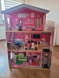 Duży,drewniany domek dla lalek z dodatkowymi meblami+winda-bdb stan