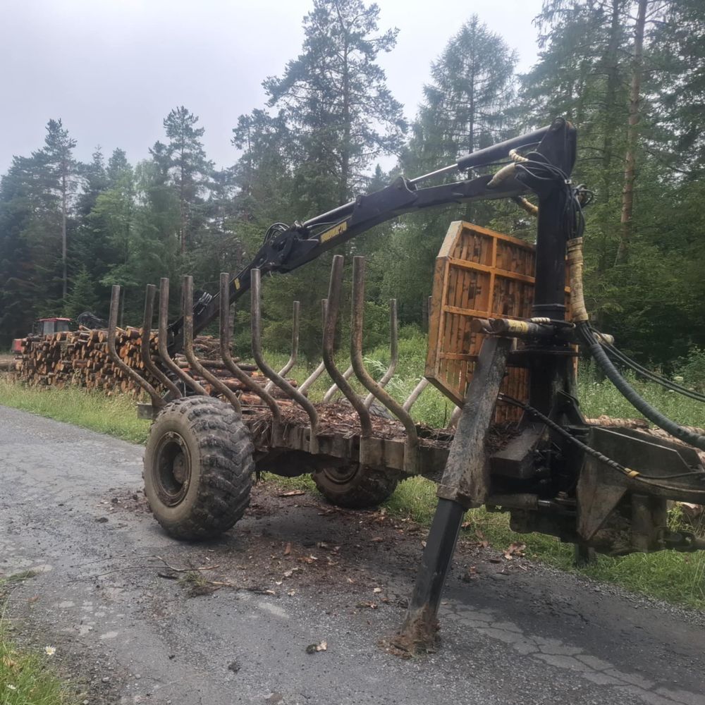 Renault 145 54  z przyczepą leśną z napędem mechanicznym