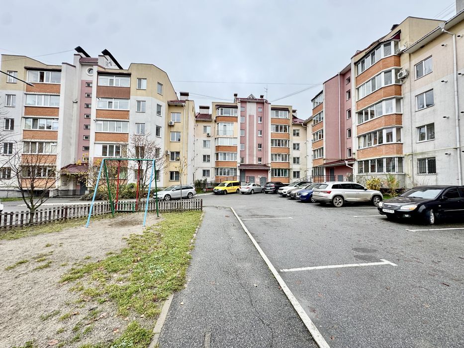 Продаж 2к квартири 65 кв. м на вул. Миколаївська 6