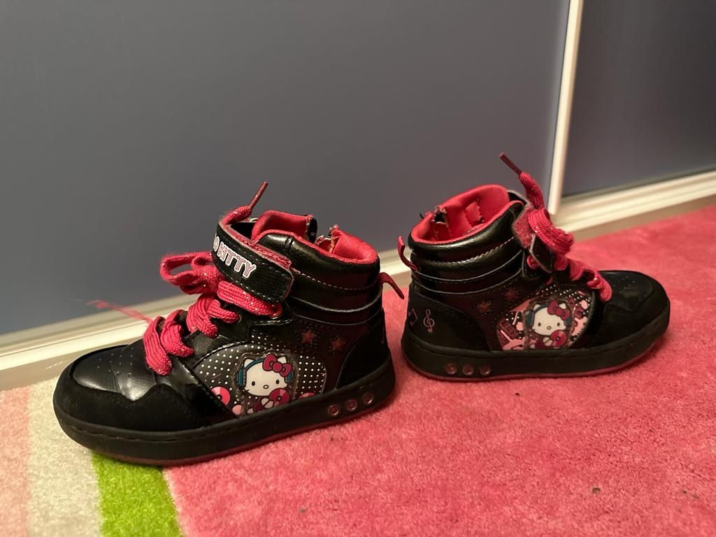 Buty botki adidaski Hello Kitty czarno różowe dziewczęce