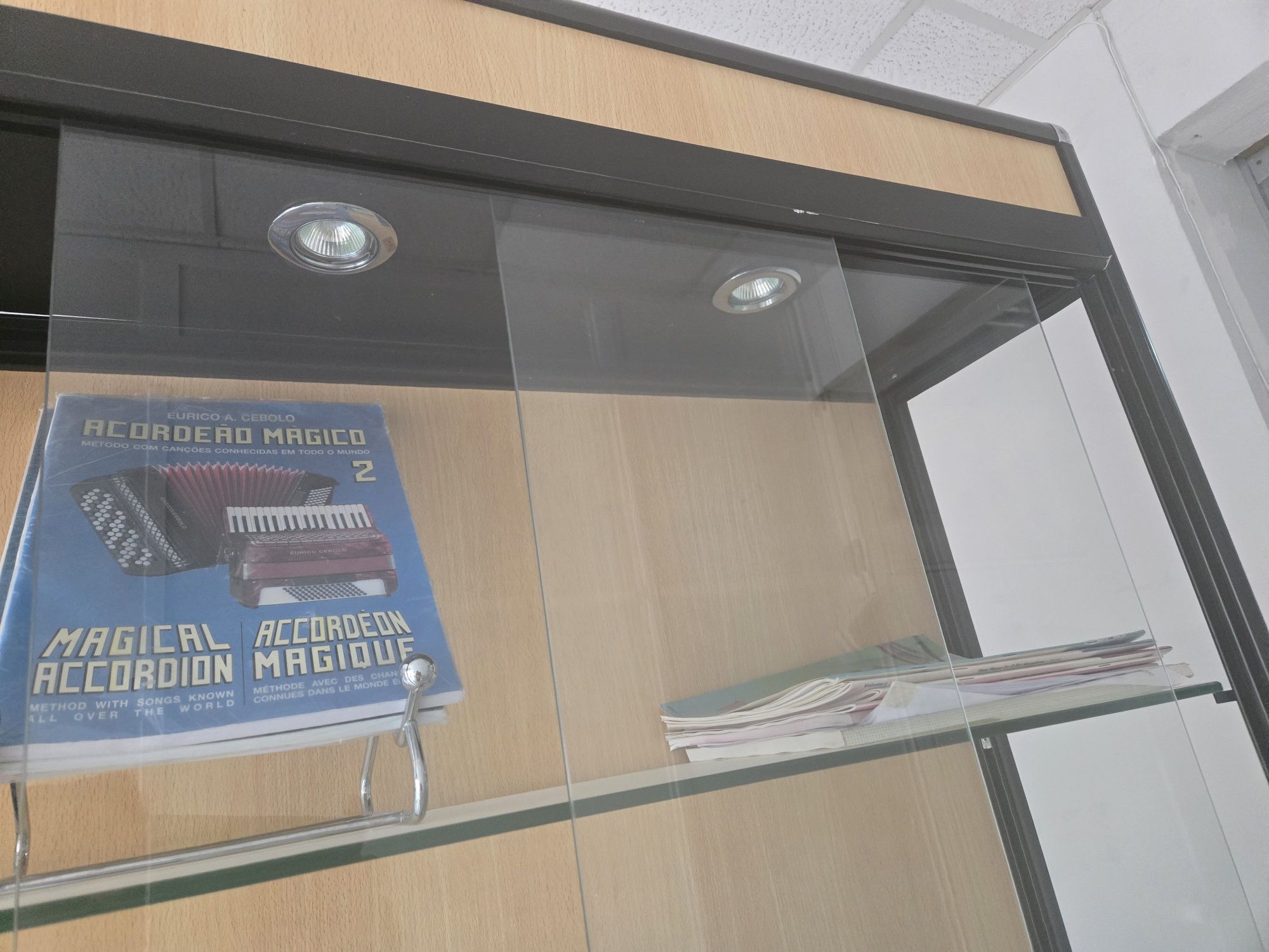 Vitrine com móvel de apoio