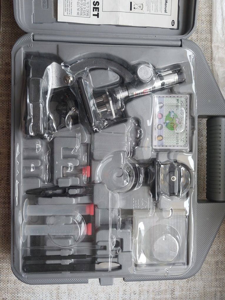 Mikroskop w walizce