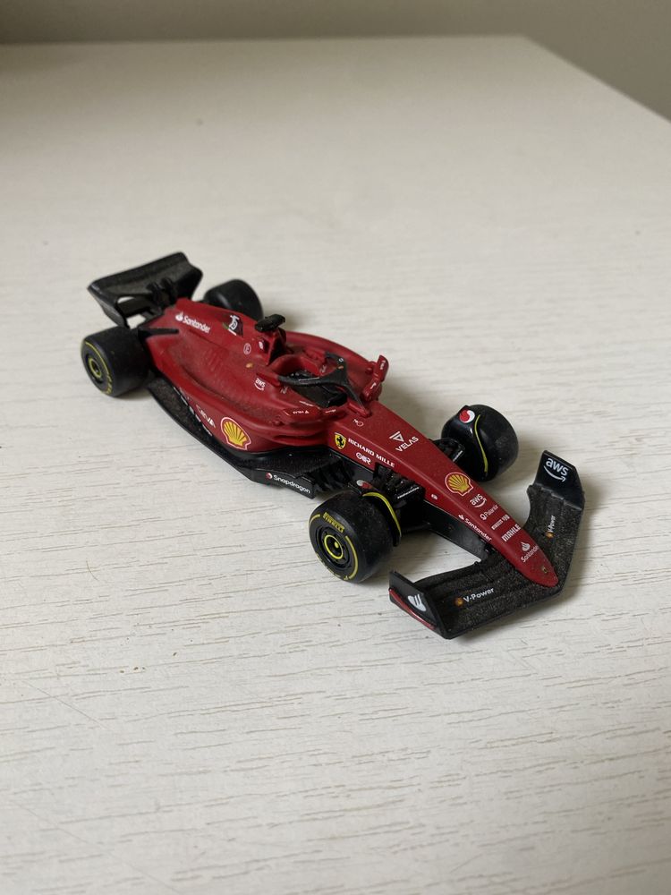 Model Ferrari F1-75 z kolekcji Shell